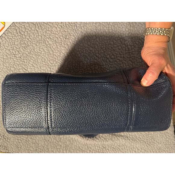 Michael Kors Navy handbag in pebbled leather - Picture 6 of 8